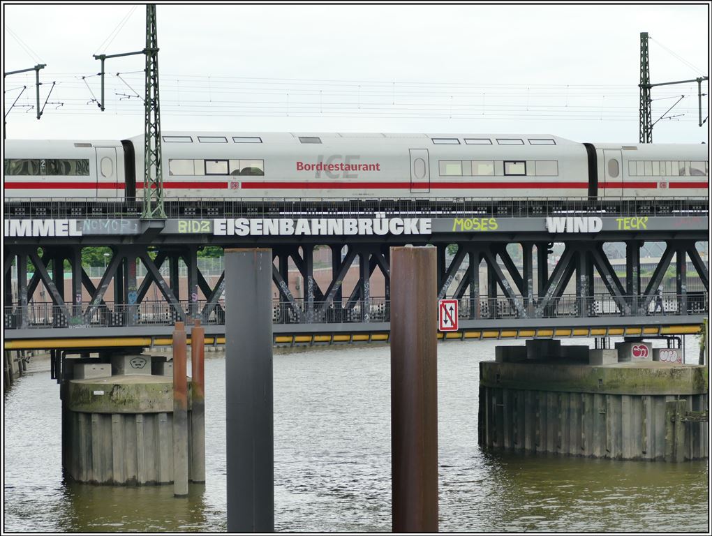 ICE 1 Bordrestaurant auf der Oberhafenbrücke in Hamburg. (25.05.2019)