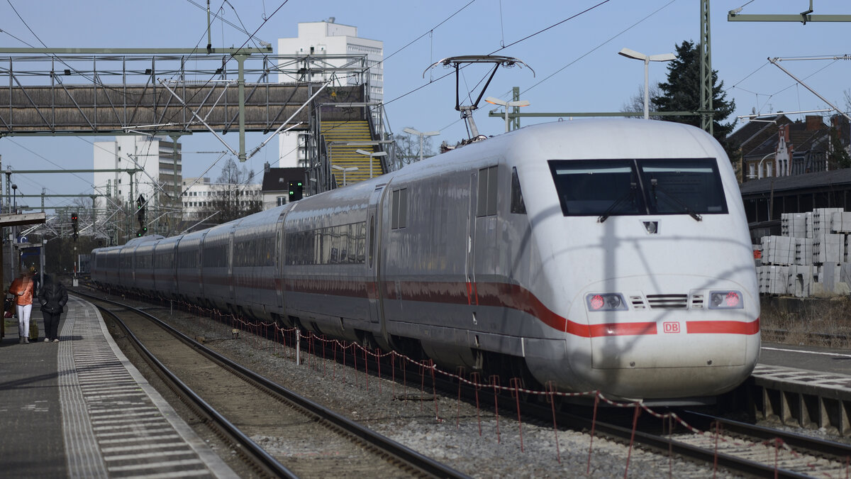 ICE 1 von der Deutschen Bahn (bereits auf neun Wagen verkürzt) am 02. März in Bonn Beuel auf
Gleis 2, eingesetzt mit der Zugbummer ICE 1020 nach Hamburg Altona.