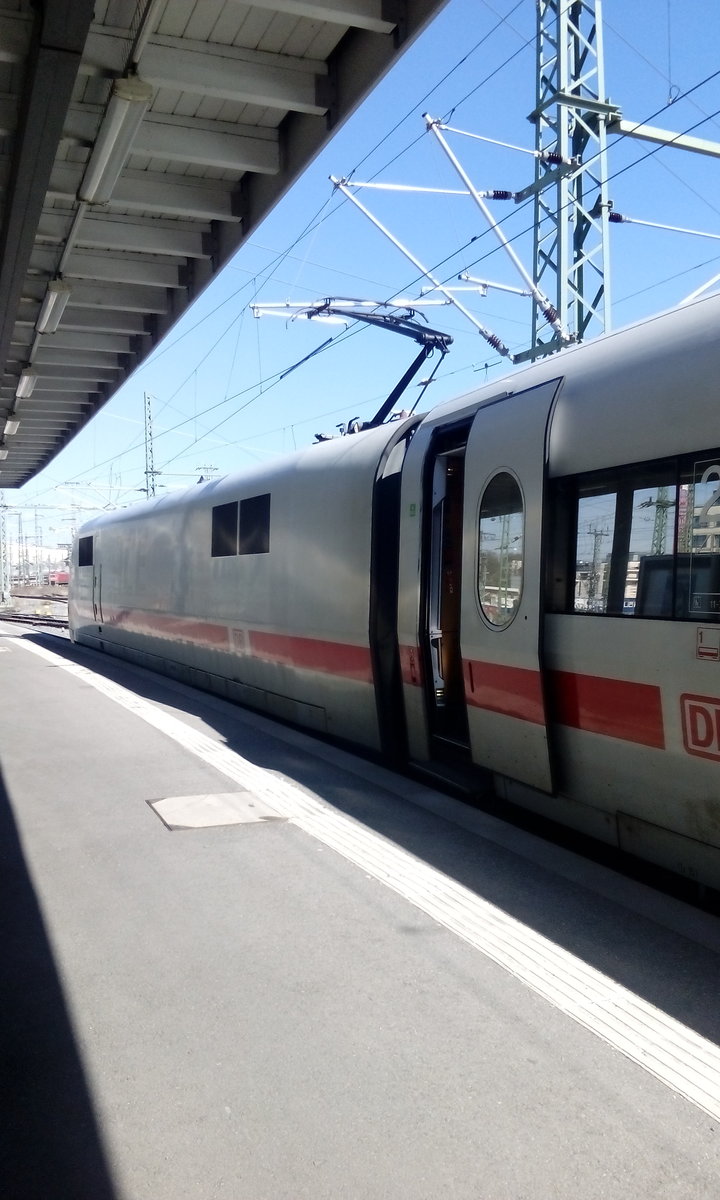 ICE 1 Richtung Berlin Gesundbrunnen steht abfahrbereit ihm Stuttgarter HBF.
Aufgenommen am 20.03.2019