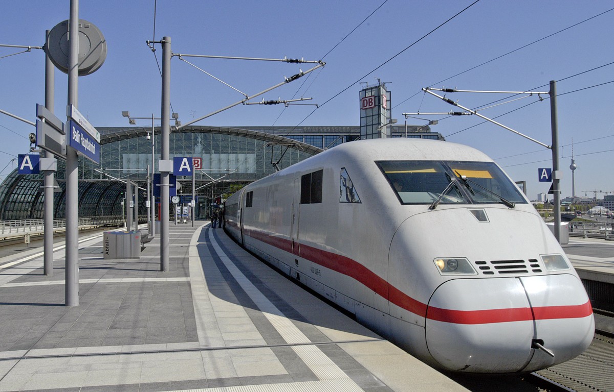 ICE-1-Triebkopf 401 002 im Berlin Hauptbahnhof. Aufnahme: April 2007.