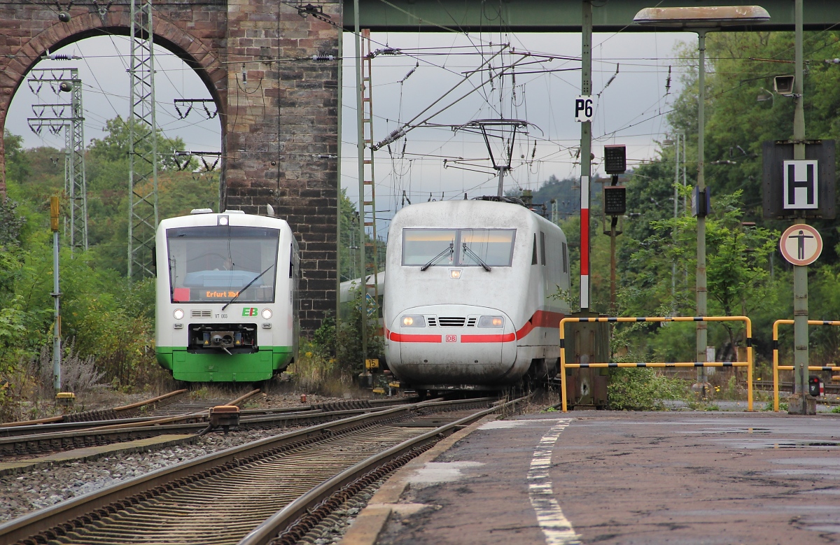 ICE 1 Umleiter aus Kassel kommend weiter gen Osten  schneidet  den pausierenden VT 003 der Erfurter Bahn. Aufgenommen am 14.09.2013 in Eichenberg.