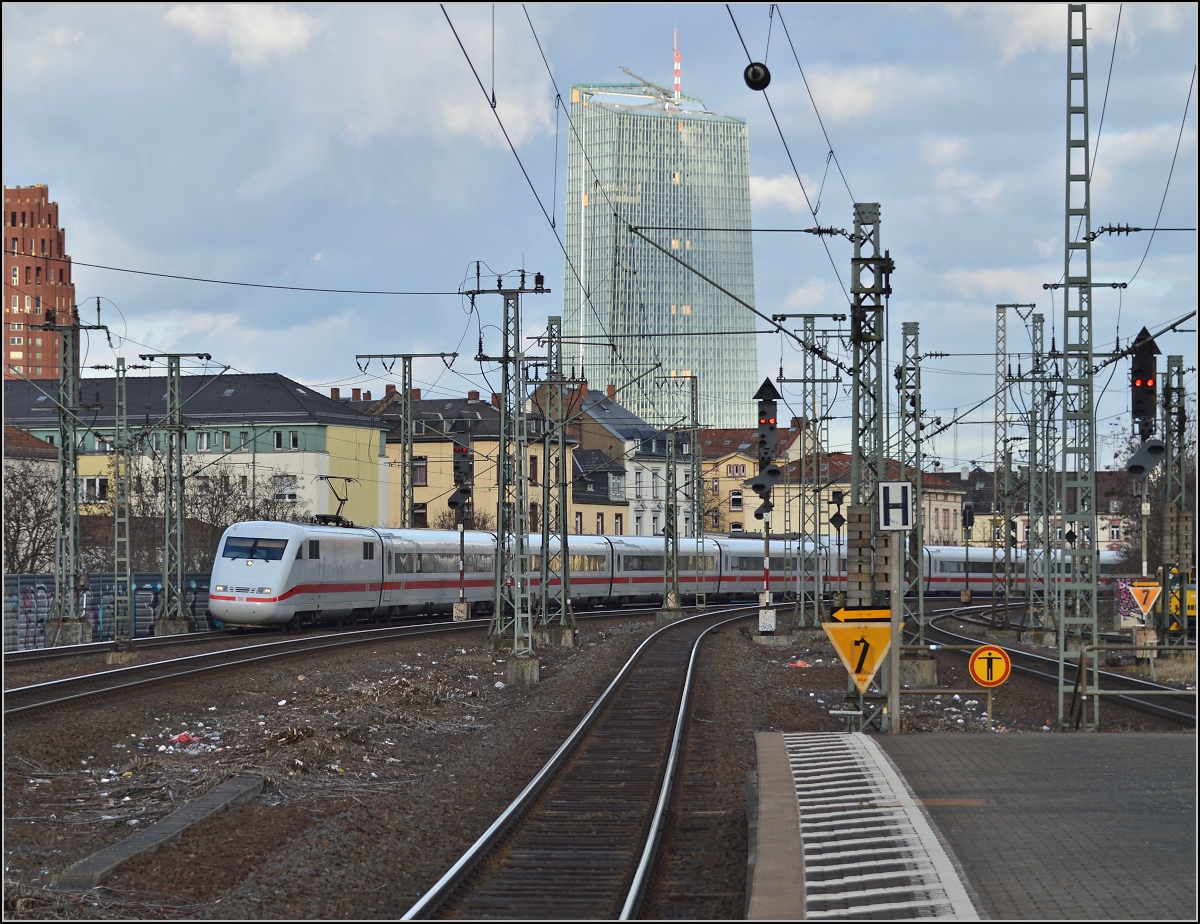ICE 1 vor neuer Kulisse am Frankfurter Südbahnhof. Februar 2014.