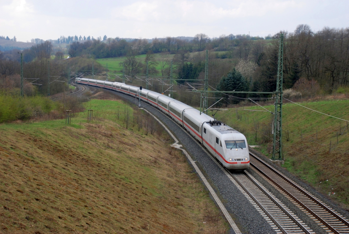 ICE 1 während der Sanierung der alten Tunnelröhre des Schlüchterner Tunnel auf der zweigleisigen Zufahrt zum neuen Tunnel (14.4.2012). 