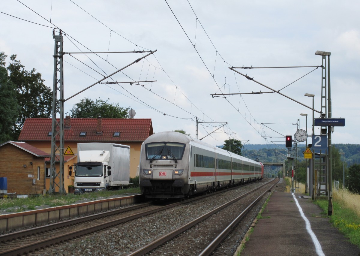 ICE 1004 durchfhrt am 13.Juli 2014 den Bahnhof Gundelsdorf in Richtung Saalfeld.