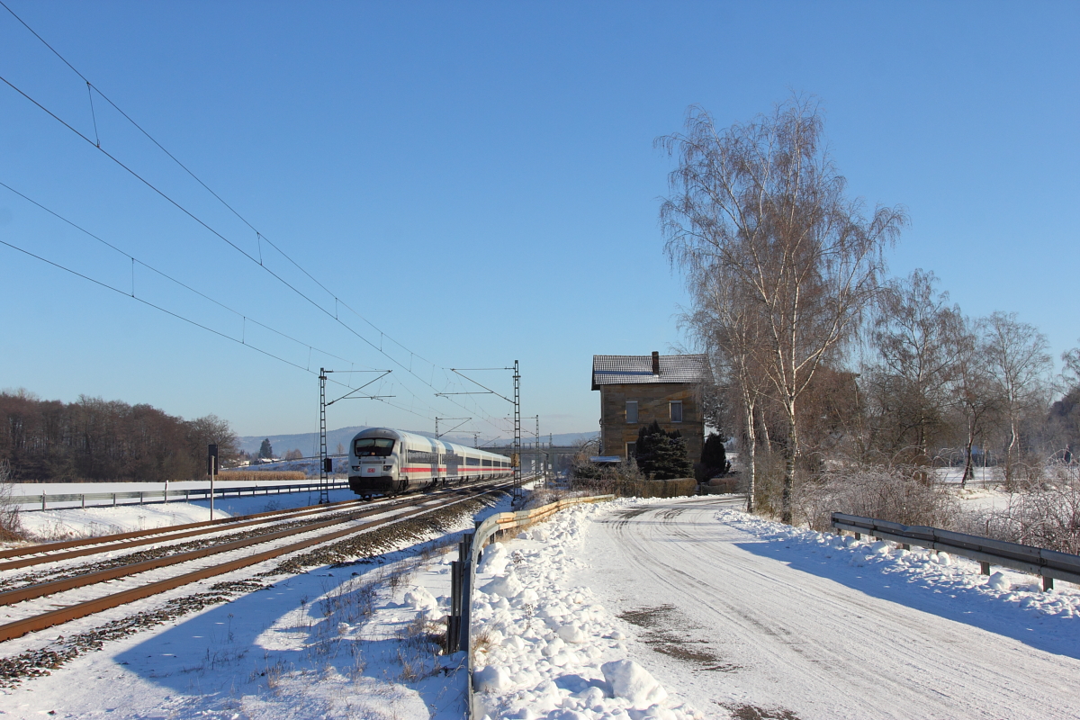 ICE 1005 bei Oberlangenstadt am 06.01.2017.