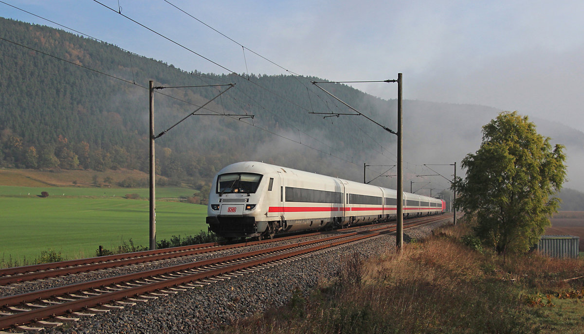 ICE 1005 (Berlin Gesundbrunnen - München Hbf) fährt am 18.10.2017 nahe der Ortschaft Etzelbach, zwischen Rudolstadt und Orlamünde, vorbei. Schublok war die 101 124-6