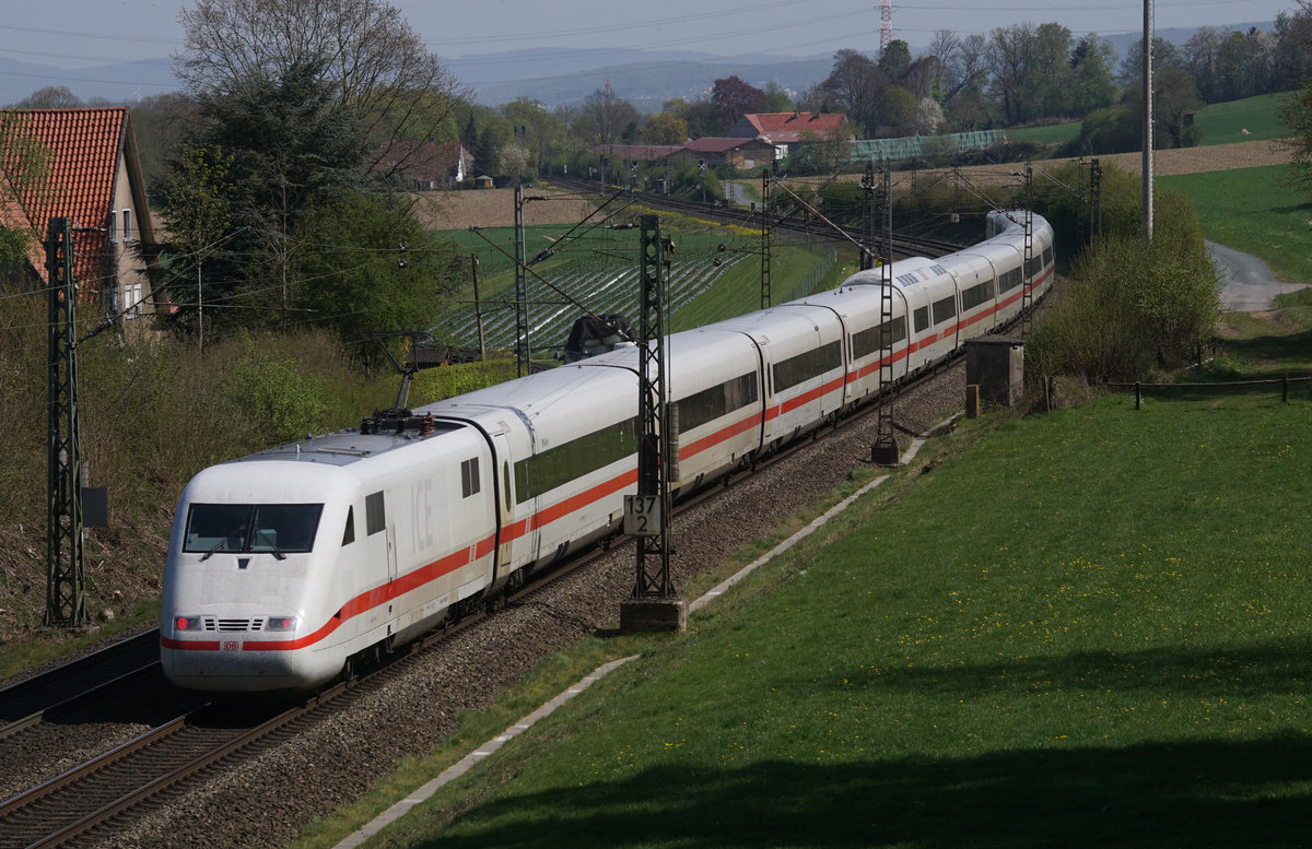 ICE 1020 Regensburg - Kiel hat am 18.04.2020 das Wiehengebirge südlich von Bohmte passiert.
