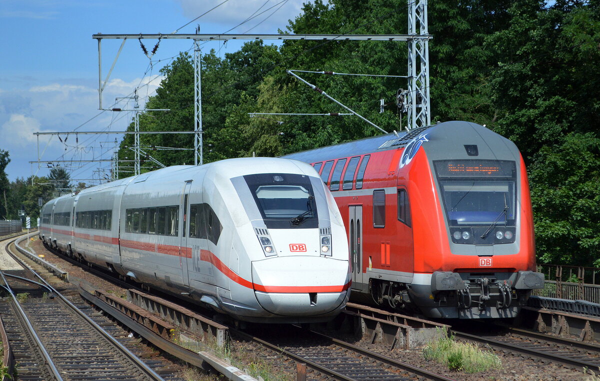 ICE 1040 aus dem Ostseebad Binz mit dem ICE 4 Tz  9217  Richtung Berlin Gesundbrunnen und Begegnung mit dem RE3 Richtung Eberswalde am 02.07.21 Berlin Buch.
