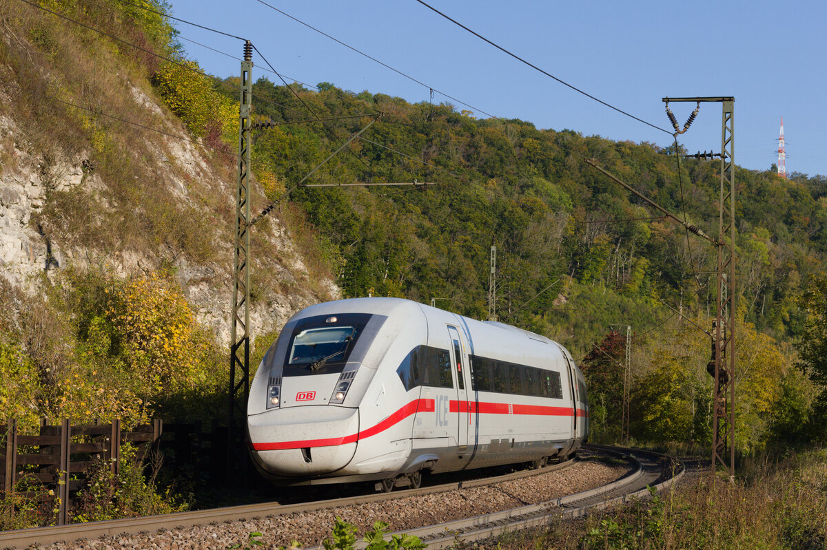 ICE 1124 München Hbf - Hamburg-Altona am 09.10.2021 die Geislinger Steige abwärts fahrend. 