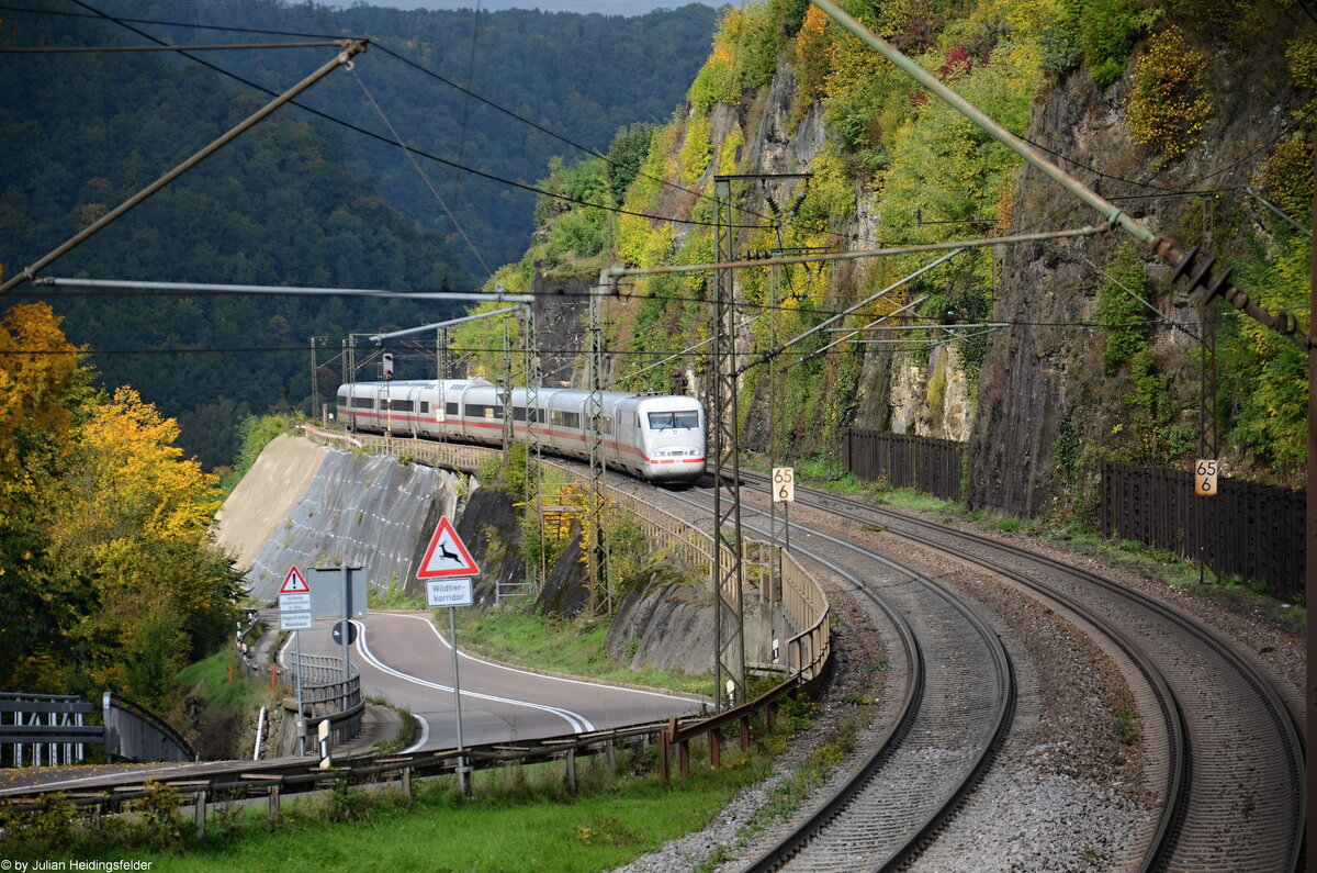 ICE 1163 auf der Fahrt von Karlsruhe Hbf nach München Hbf fährt hier die Geislinger Steige hinauf. Aufgenommen am 03.10.2022