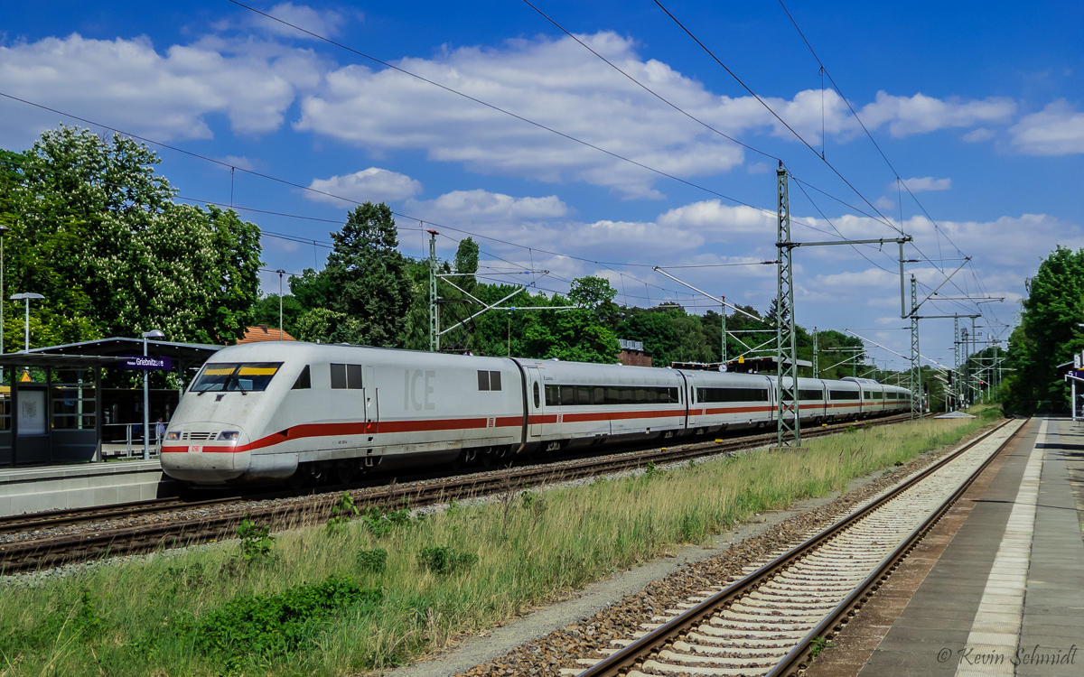 ICE 1195 ist an einzelnen Wochenenden im Sommer 2017 planmäßig auf einer Umleitung über Potsdam und Magdeburg von Berlin Hbf nach Stuttgart Hbf unterwegs. Hier durchfährt er kurz nach dem Halt in Berlin Wannsee den Bahnhof Potsdam Griebnitzsee und wird bereits in Kürze in Potsdam Hbf halten. (21.05.2017)