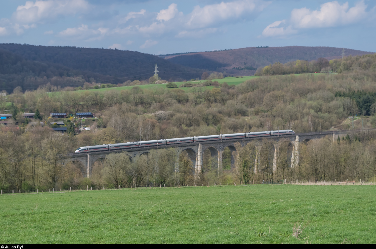 ICE 1224 München Hbf - Köln Hbf überfährt am 16. April 2016 mit wenigen Minuten Verspätung den Altenbekener Viadukt in Richtung Paderborn.