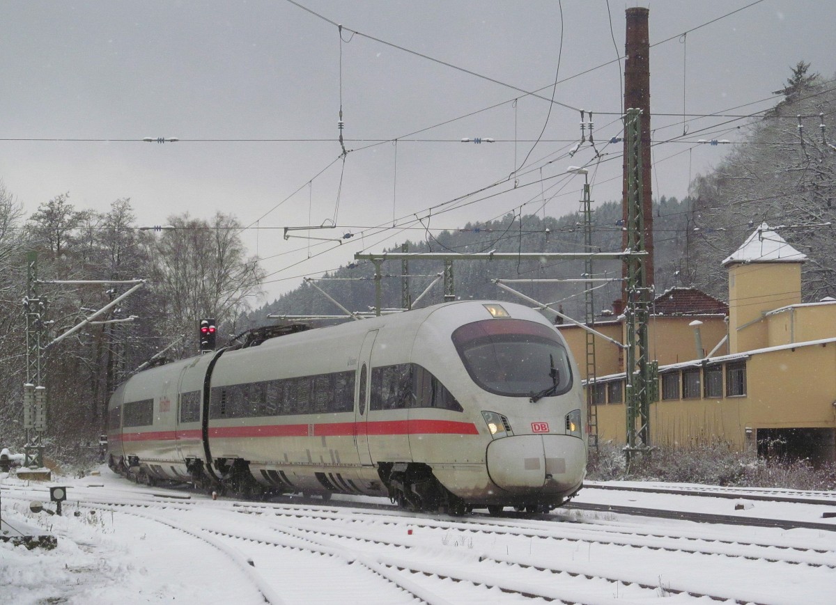 ICE 1512 erreicht am 07. Dezember 2013 den Bahnhof Kronach auf Gleis 1.