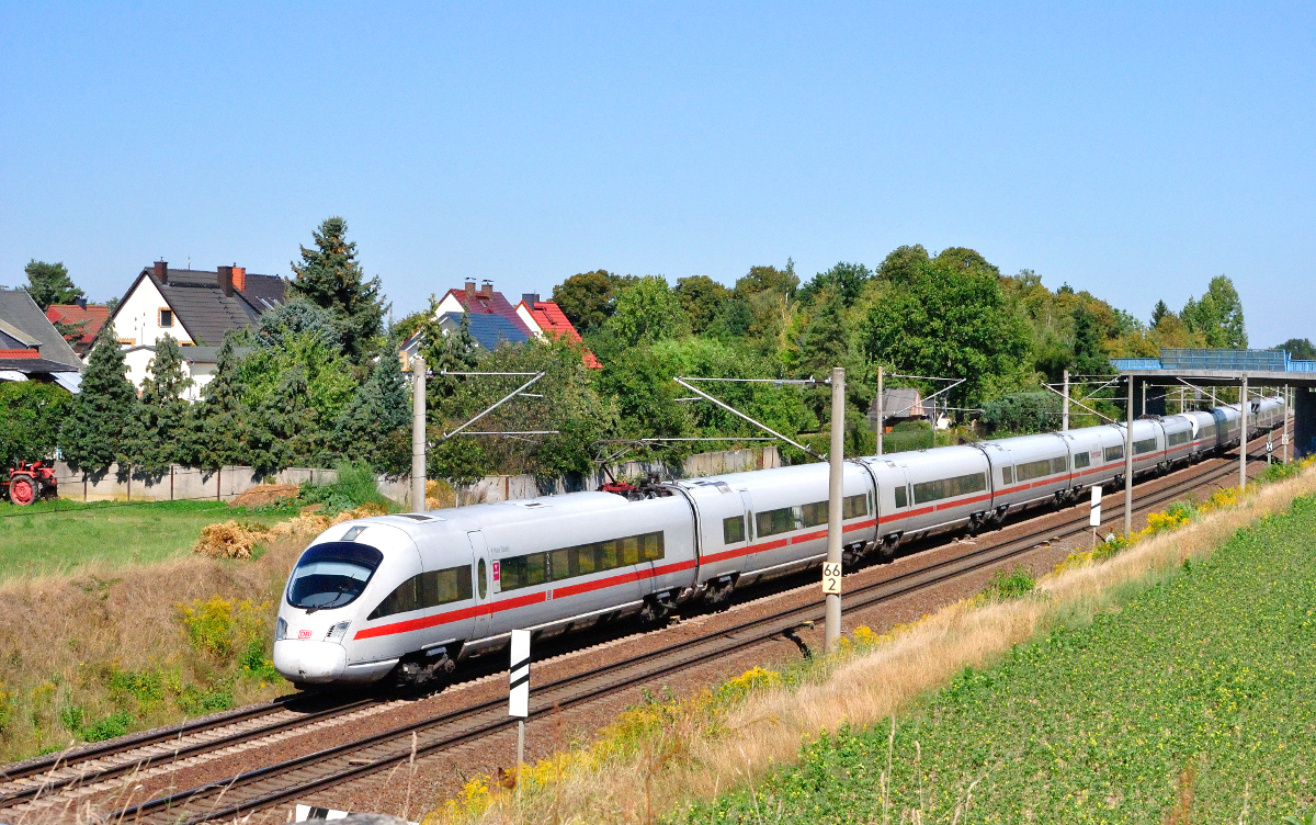 ICE 1589 von Berlin Hbf (tief) über Leipzig Hbf nach München Hbf, bei Zschortau am 31.08.2016.
