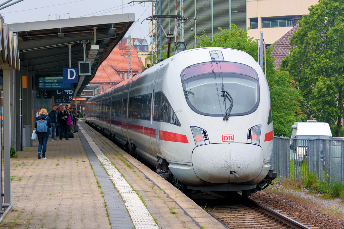 ICE 1711 getauft auf den Namen ERFURT, ist an den Bahnsteig 1 in Stralsund gefahren und wird diesen in kürze nach München verlassen. - 20.05.2019
