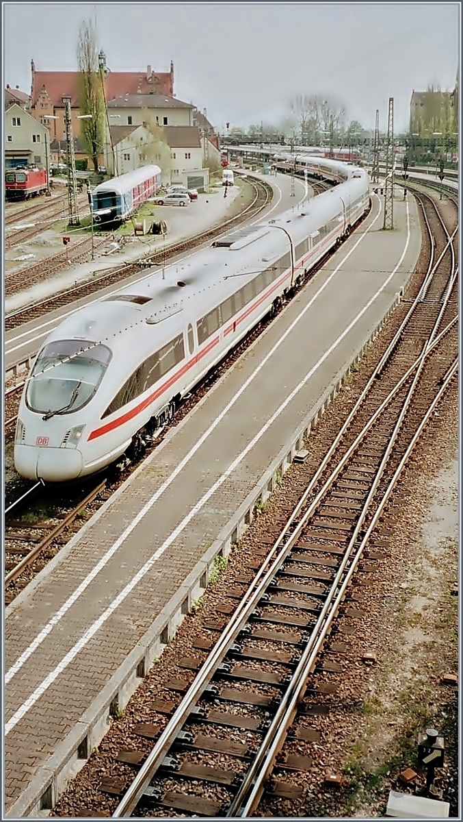 ICE 195 Zürich - München in Lindau Hbf im Frühjahr 2003
(Hinweis: APS Aufnahme) 