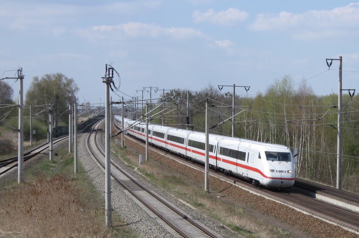 ICE 2 am 19.4.2015 auf der SFS Hannover-Berlin, nahe RLC Wustermark.(Aufnahmestandort: Öffentliche Fußgängerbrücke über das RLC Wustermark).