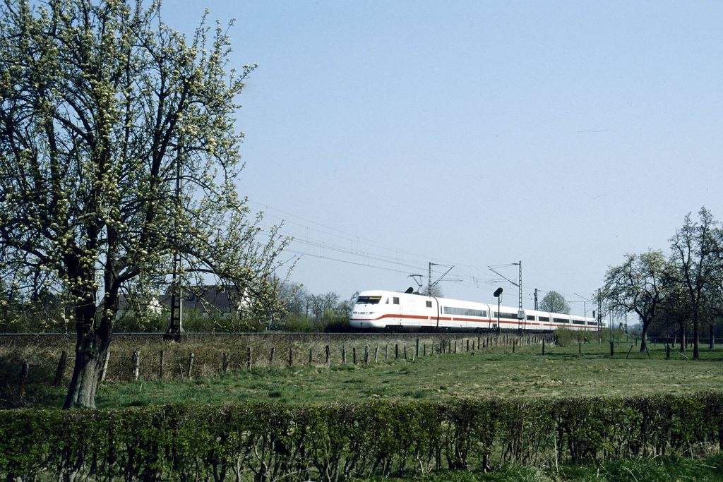 ICE 2 aus Berlin bei Kamen-Methler, April 10.04.2003
