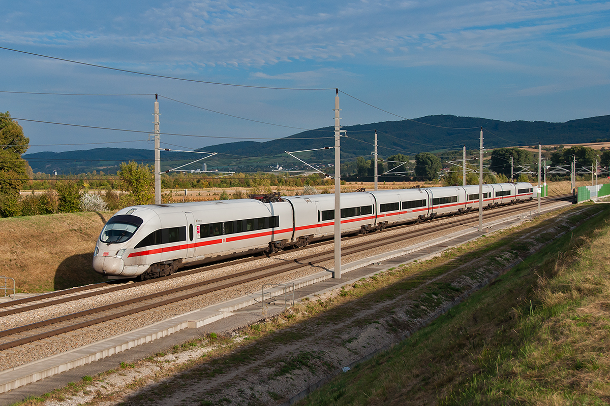 ICE 20, unterwegs von Wien Hbf. nach Frankfurt am Main. Das Foto enstand am 30.09.2016 kurz nach dem Westportal des Wienerwaldtunnels bei Chorherrn.