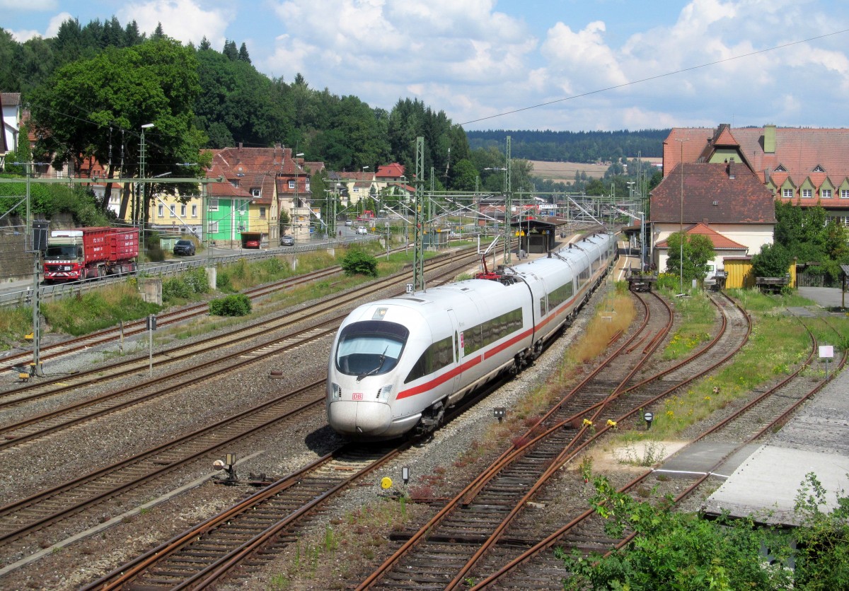 ICE 208 verlässt am 24. Juli 2014 den Bahnhof Kronach über Gleis 1 in Richtung Lichtenfels.