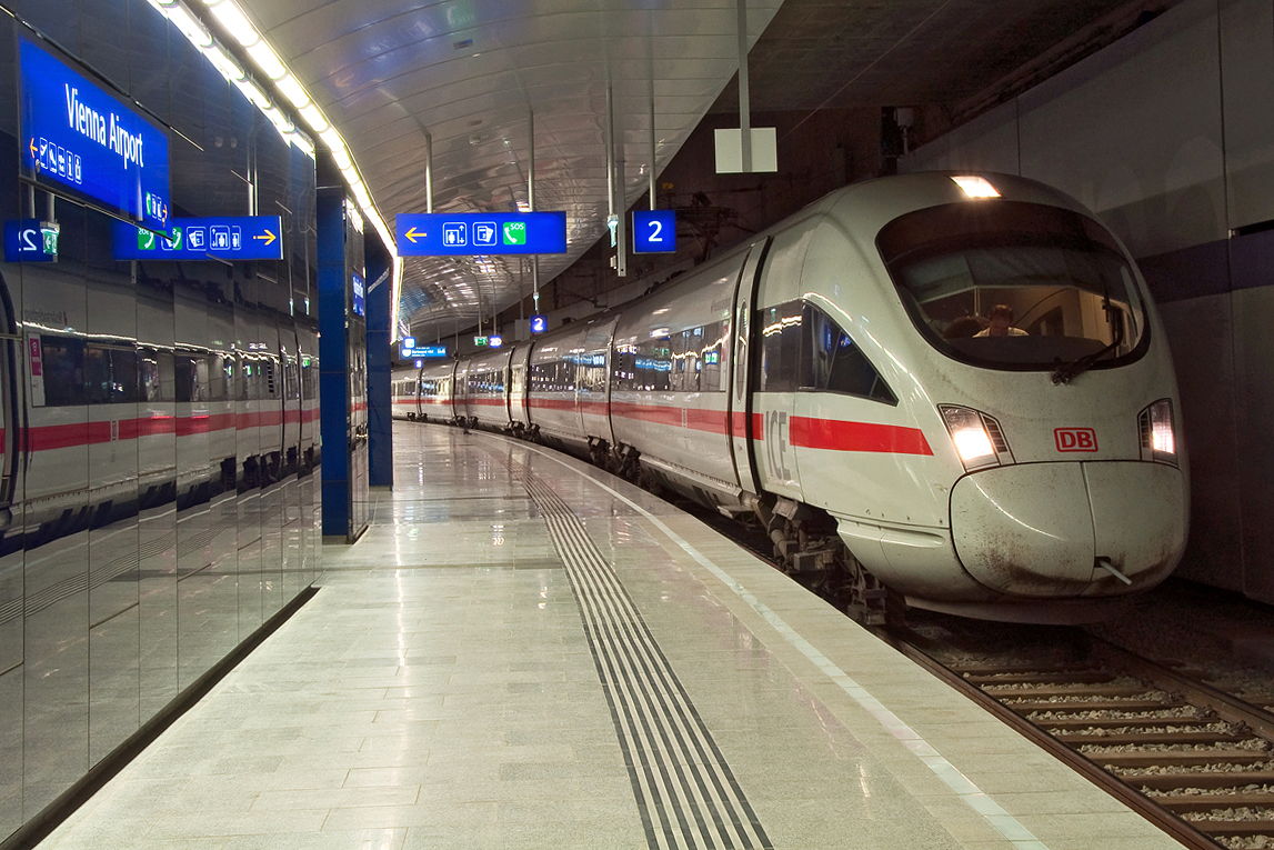 ICE 22 kurz vor seinem Start nach Dortmund in Wien Flughafen. Die Aufnahme entstand am 23.12.2014.