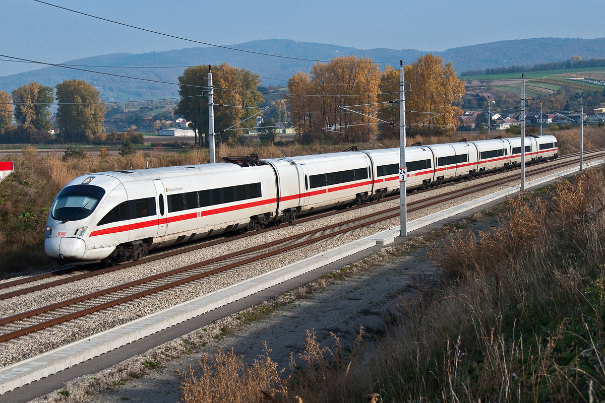 ICE 22 (Wien Westbahnhof - Dortmund) am Beginn seiner Reise im Tullnerfeld. Die Aufnahme entstand am 23.10.2013 bei Chorherrn.