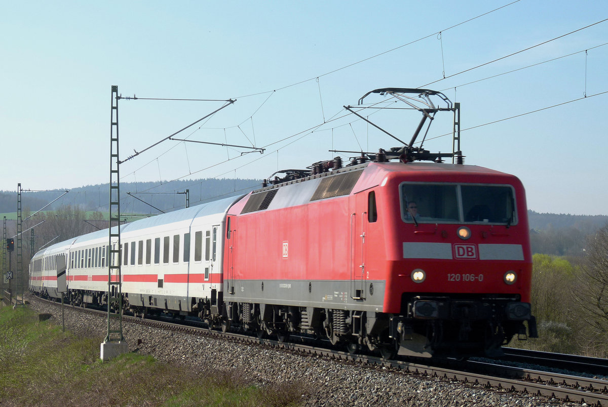 ICE 2208 München - Berlin fährt bei Zettlitz in Richtung Kronach. Zuglok ist 120 106, am Schluss läuft 101 142.