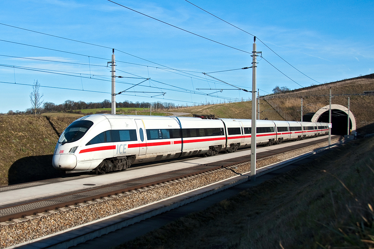 ICE 26 am Beginn seiner Reise von Wien nach Hamburg, kurz nachdem er das Westportal des Reiserbergtunnels verlassen hatte. Die Aufnahme entstand bei Perschling an der Neubaustrecke, am 26.12.2015.