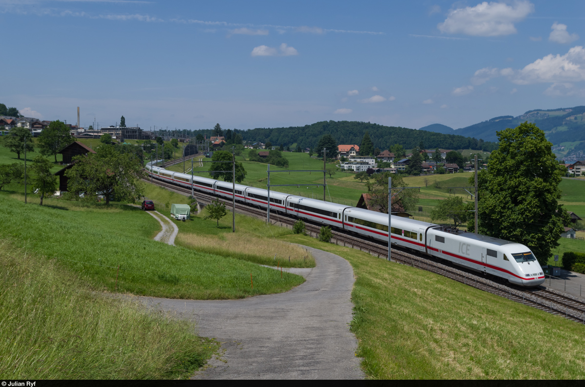 ICE 275 nach Interlaken Ost hat am 7. Juni 2015 gerade Spiez verlassen und n�hert sich jetzt Faulensee. Im Hintergrund links ist die abzweigende Linie Richtung L�tschberg sowie die BLS Werkst�tte Spiez zu sehen.