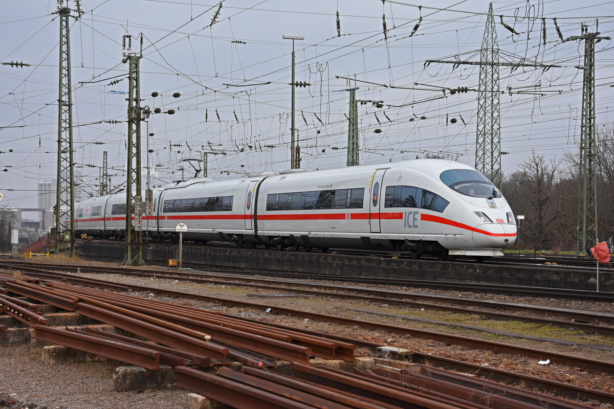 ICE 3 403 052-4 fährt beim badischen Bahnhof ein. Die Aufnahme stammt vom 19.01.2022.