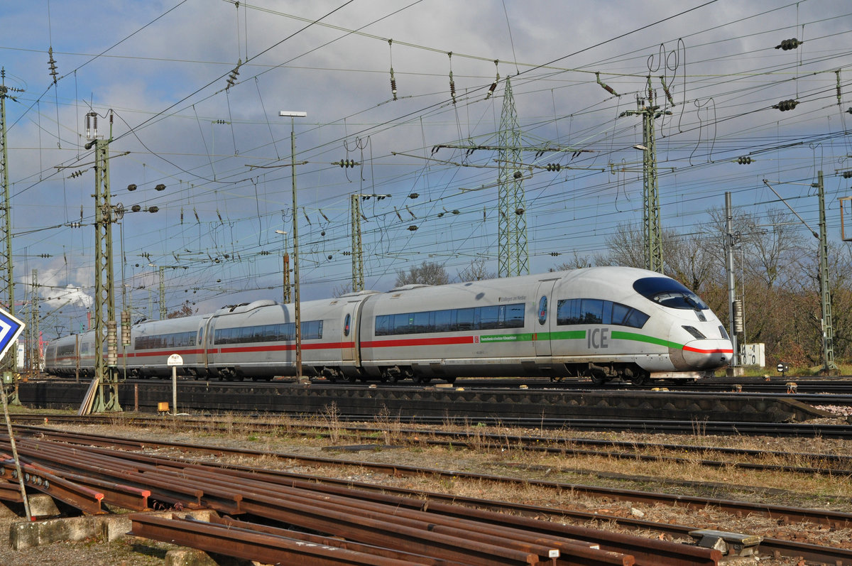 ICE 3 403 057-3 verlässt den badischen Bahnhof. Die Aufnahme stammt vom 07.12.2020.