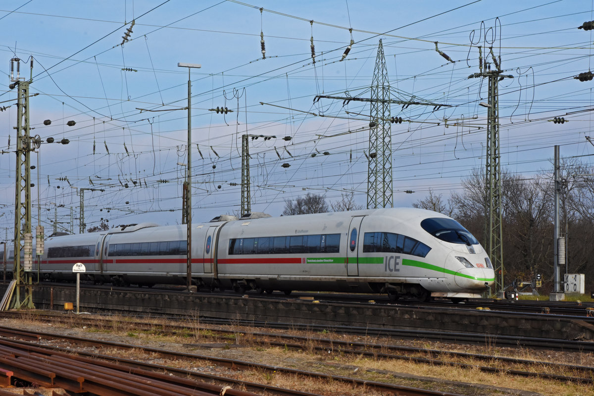 ICE 3 403 523-4 verlässt den badischen Bahnhof. Die Aufnahme stammt vom 08.12.2020.