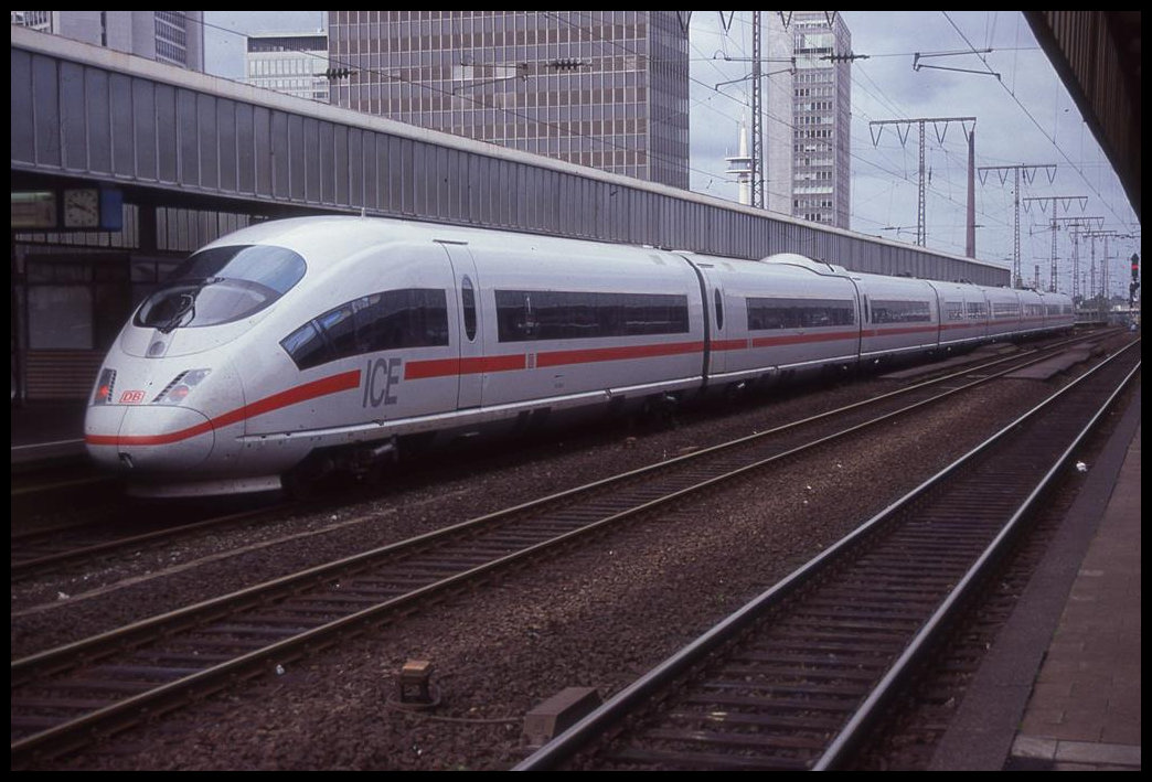 ICE 3 403024 am 8.9.2001 im HBF Essen.
