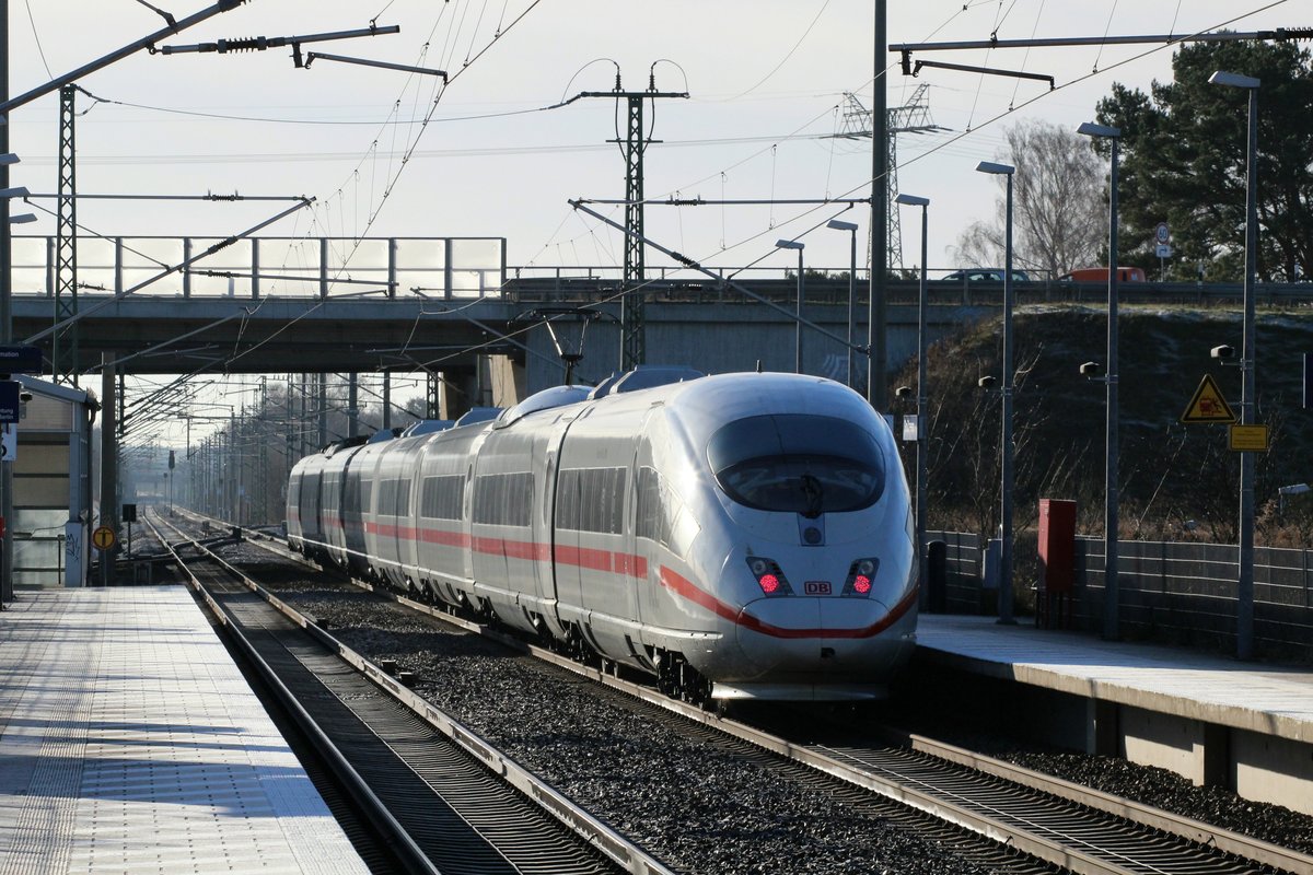 ICE 3 am 08.01.2018 nach dem Durcheilen des Bahnhofes Großbeeren südlich von Berlin mit Fahrtrichtung Ludwigsfelde. 