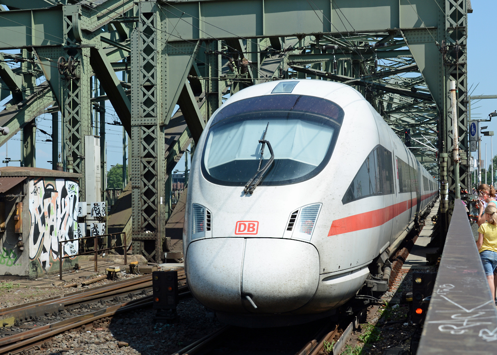 ICE 3 auf der Hohenzollernbrücke. Hier kann man gut erkennen, wie klein der Abstand vom Fußweg zum 1. Gleis ist. Köln 31.07.2014