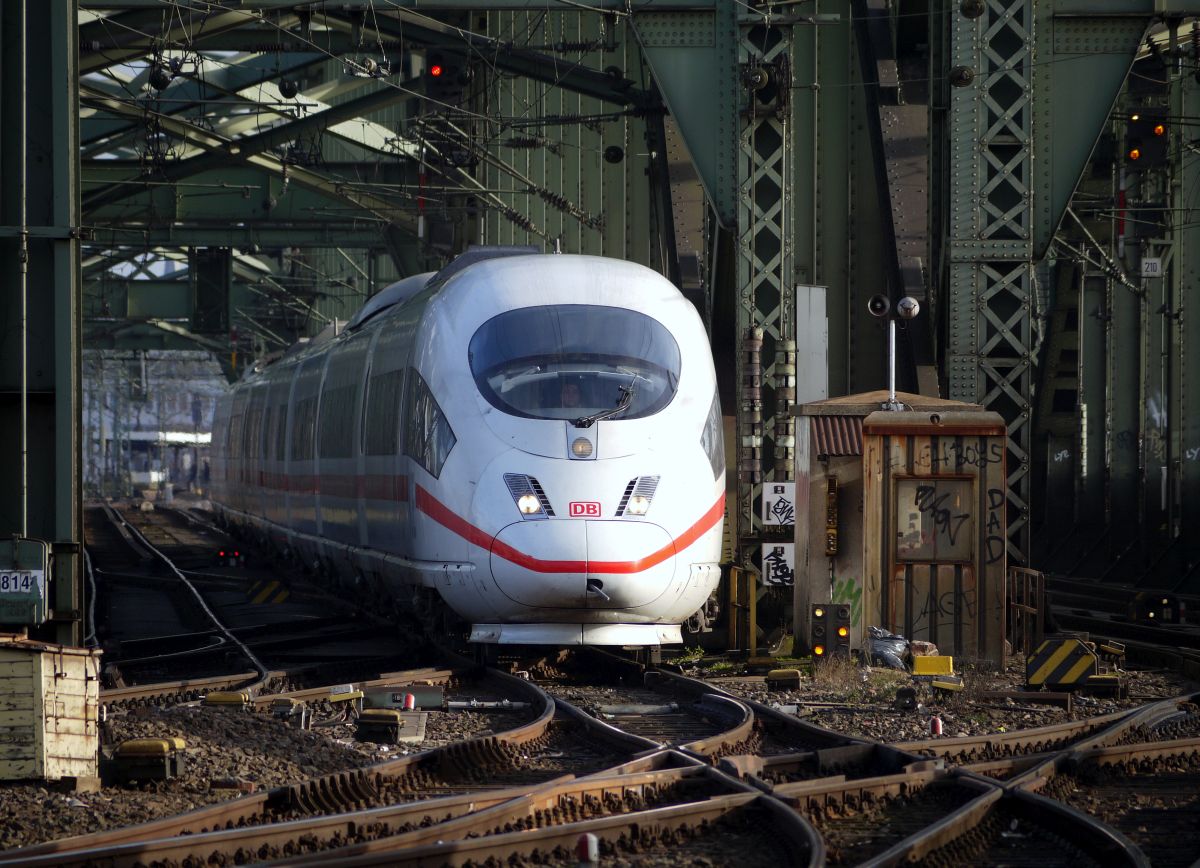 ICE 3 auf der Kölner Hohenzollernbrücke. 13.1.2014