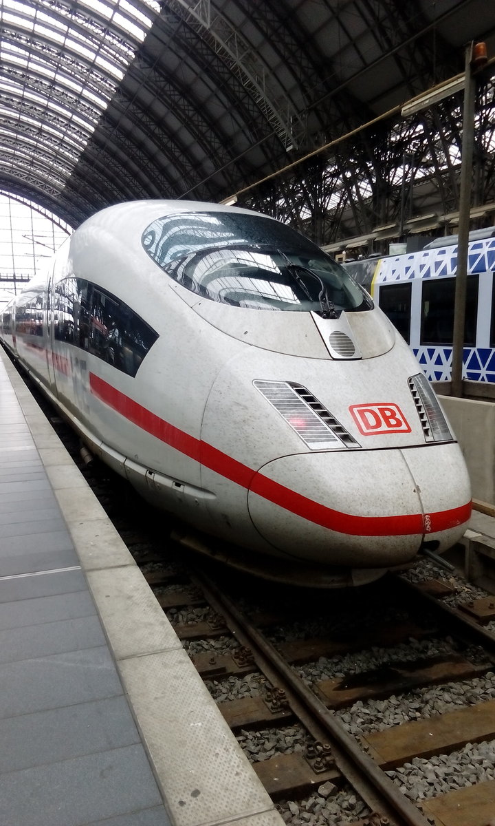 ICE 3 aus Brüssel nach der Ankunft im Frankfurter Hbf. 
Mit dem bin ich von Aachen nach Frankfurt Hbf gefahren um dort umzusteigen.
Aufgenommen am 27.04.2019.
