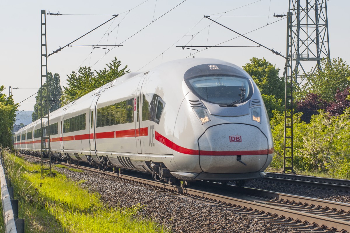 ICE 3 der Baureihe 407 auf der Rheinstrecke in Weißenthurm am 05.05.2014.