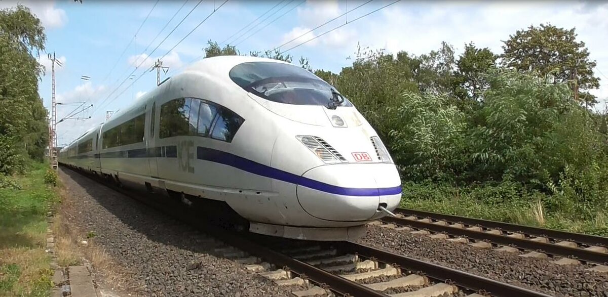 ICE 3 BR 406 als Europa ICE erwischt am Bahnübergang in Oberhausen - Sterkrade am 20.08.2019
Bezeichnend ist das blaue Band , eigentlich wurde der ICE zwischen Frankfurt/Main–Köln–Brüssel eingesetzt, daher war diese Sichtung eher etwas ungewöhnlich.