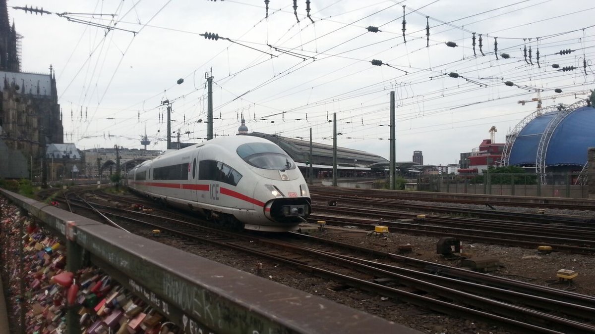ICE 3 Tz 4610 mit dem Taufnamen Frankfurt am Main bei der Ausfahrt aus Köln Hbf am 8.7.2016
