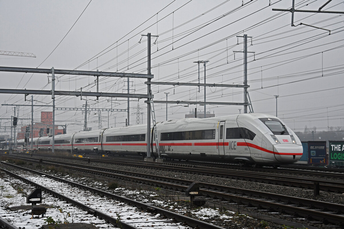 ICE 4 0812 002-5 durchfährt am 15.12.2022 den Bahnhof Muttenz.