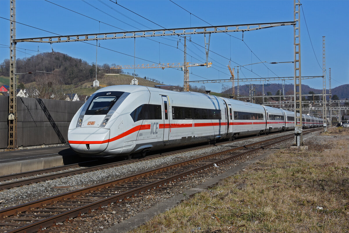 ICE 4 0812 004-1 durchfährt den Bahnhof Gelterkinden. Die Aufnahme stammt vom 04.03.2022.