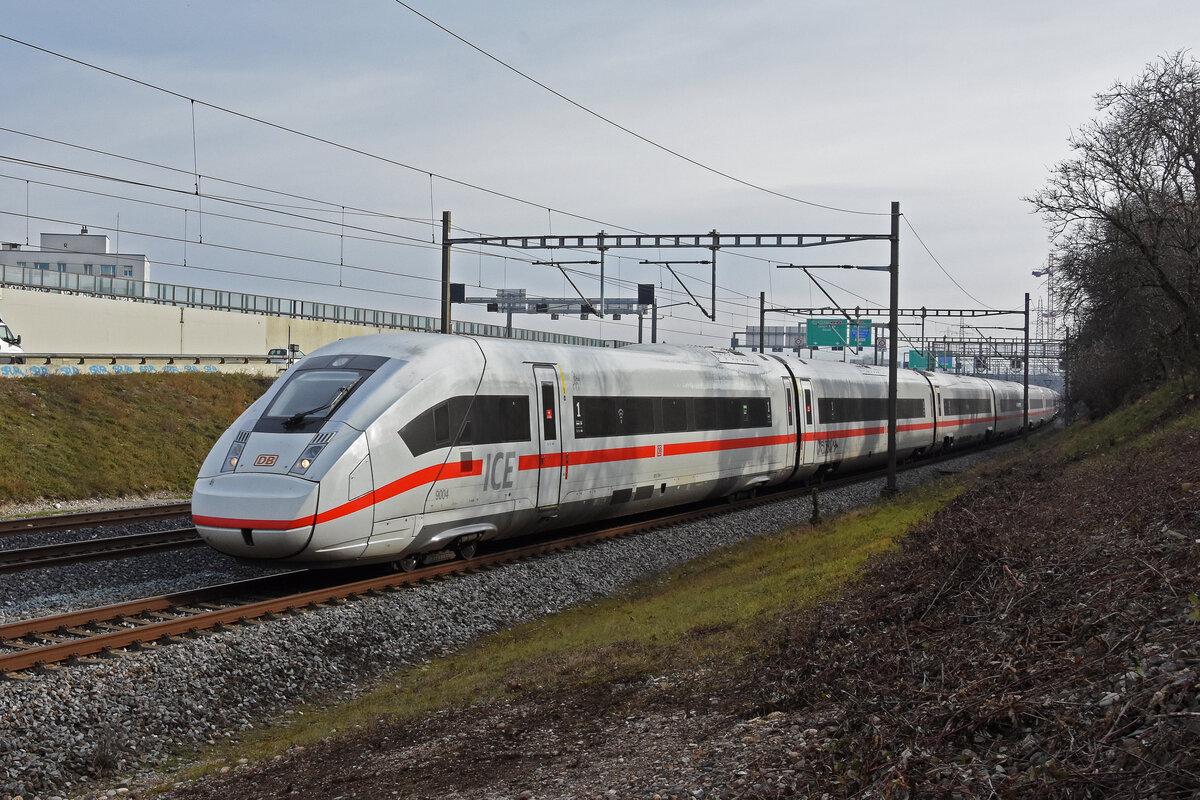 ICE 4 0812 004-1 fährt Richtung Bahnhof SBB. Die Aufnahme stammt vom 23.12.2021.