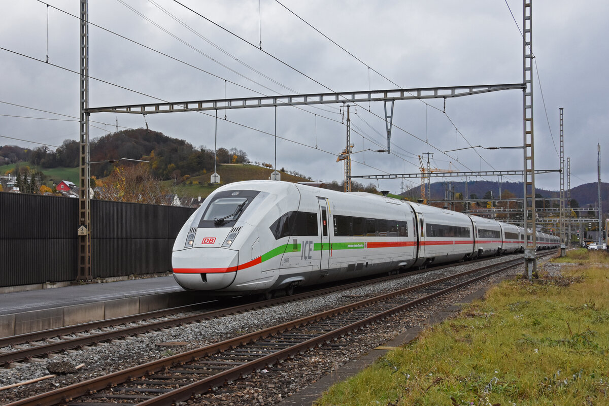 ICE 4 0812 008-2 durchfährt den Bahnhof Gelterkinden. Die Aufnahme stammt vom 05.11.2021.