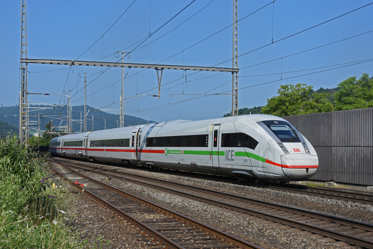 ICE 4 0812 009-0 durchfährt den Bahnhof Gelterkinden. Die Aufnahme stammt vom 21.07.2021.