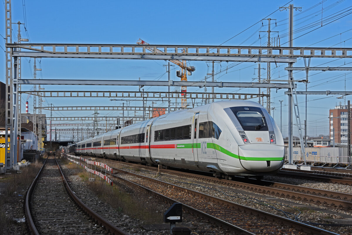 ICE 4 0812 014-0 durchfährt den Bahnhof Muttenz. Die Aufnahme stammt vom 22.01.2022.