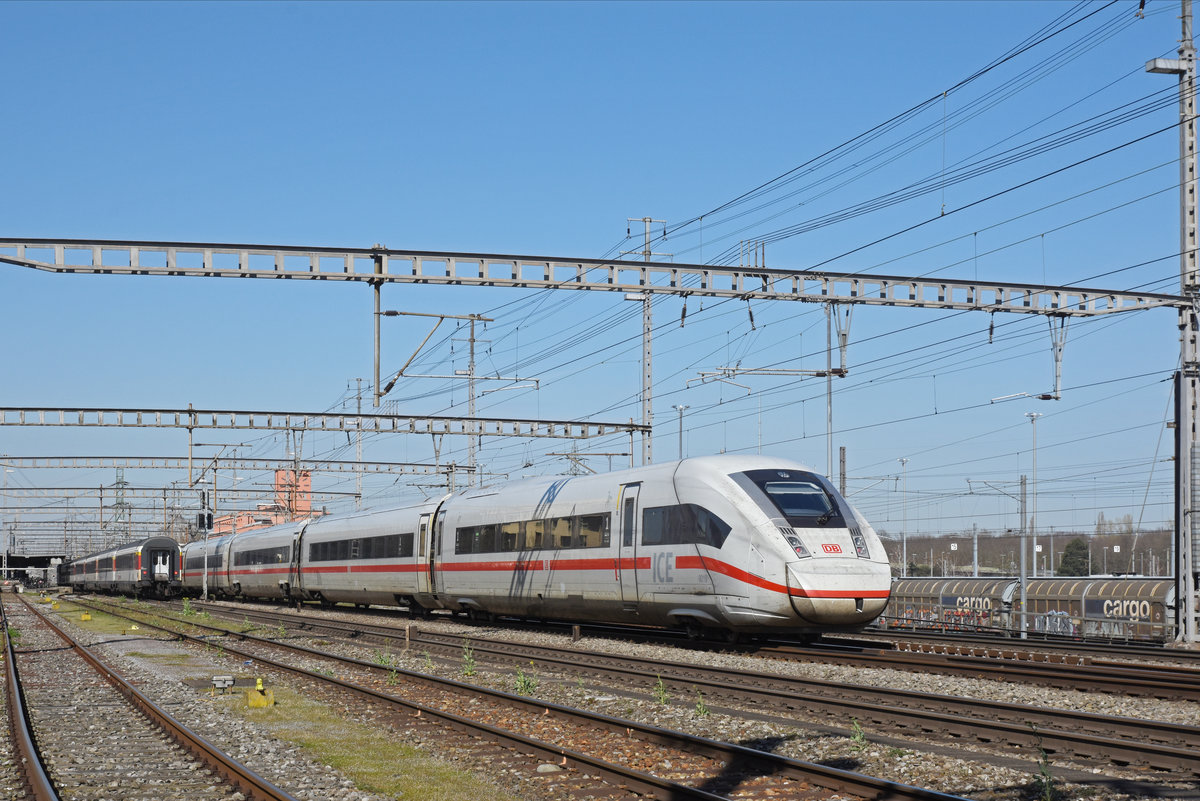 ICE 4 0812 019-9 durchfährt den Bahnhof Muttenz. Die Aufnahme stammt vom 16.03.2020.