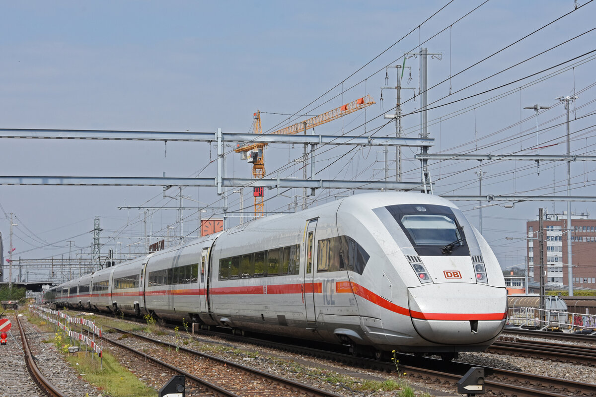 ICE 4 0812 022-3 durchfährt den Bahnhof Muttenz. Die Aufnahme stammt vom 15.04.2022.