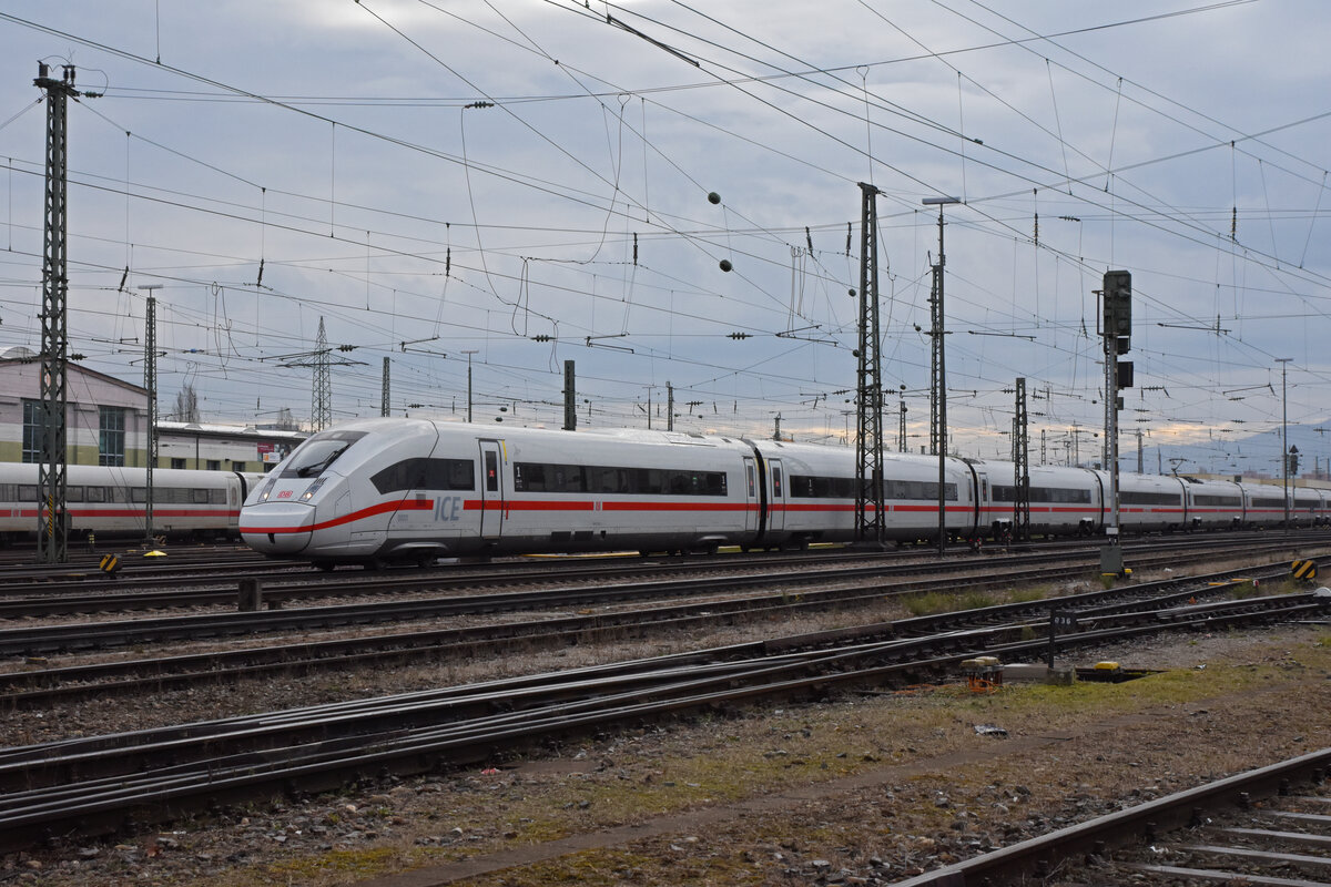 ICE 4 0812 023-1 verlässt den badischen Bahnhof. Die Aufnahme stammt vom 17.12.2020.