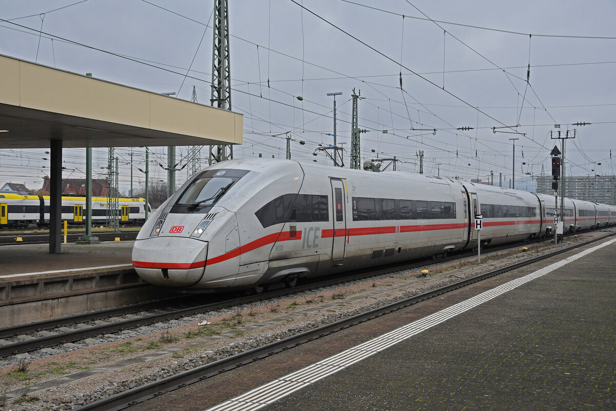 ICE 4 0812 033-0 fährt am 25.01.2023 beim badischen Bahnhof ein.